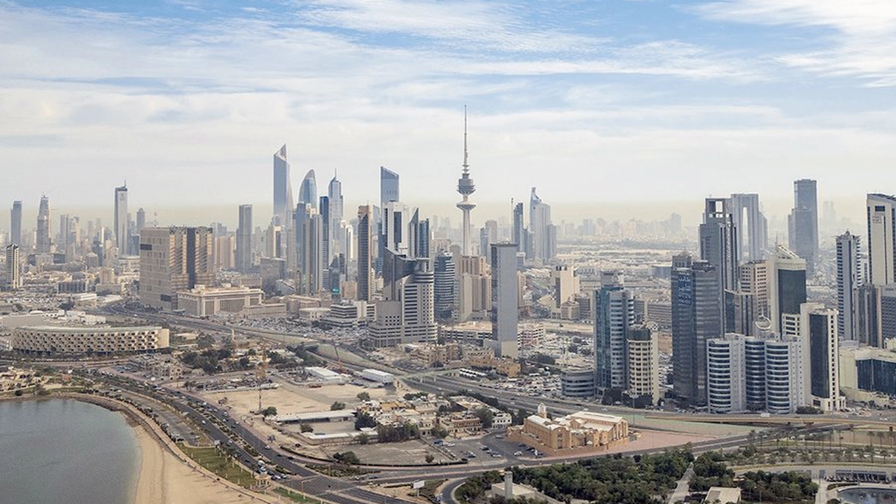 طقس مائل للحرارة نهاراً مع فرص تصاعد الغبار واعتدال درجات الحرارة ليلاً
